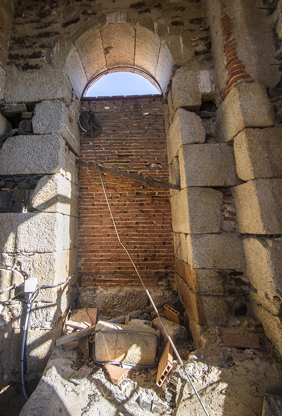 Interior de la torre y ventana tapiada. Este es el espacio elegido para abrir un acceso, en la zona inferior, e instalar el módu