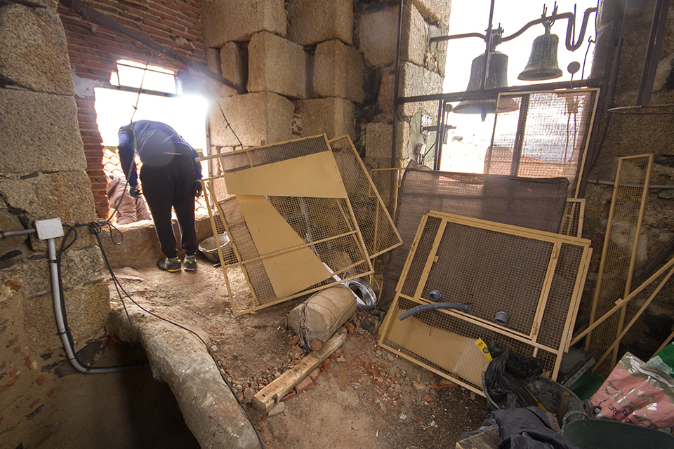 Fachada norte de la torre en la que se aprecia la ventana parcialmente tapada con tabique de ladrillos en cuya zona inferior se