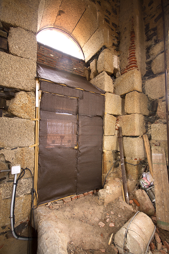 El pequeño habitáculo se remató por el exterior con dos paneles para reducir la luz en el interior, proteger de viento y minimiz