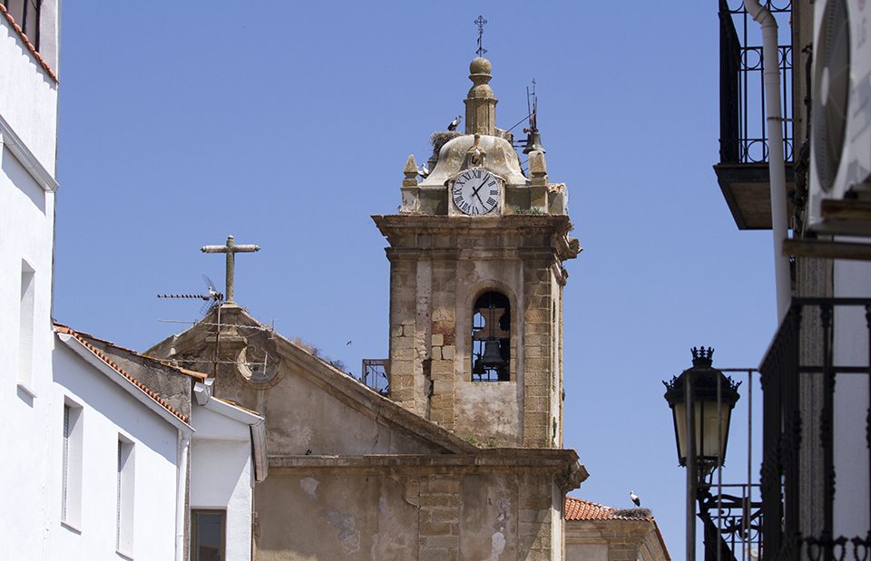 Foto de la torre con aumento de teleobjetivo a 100 mm en la que puede apreciarse que el módulo pasa discretamente desapercibido